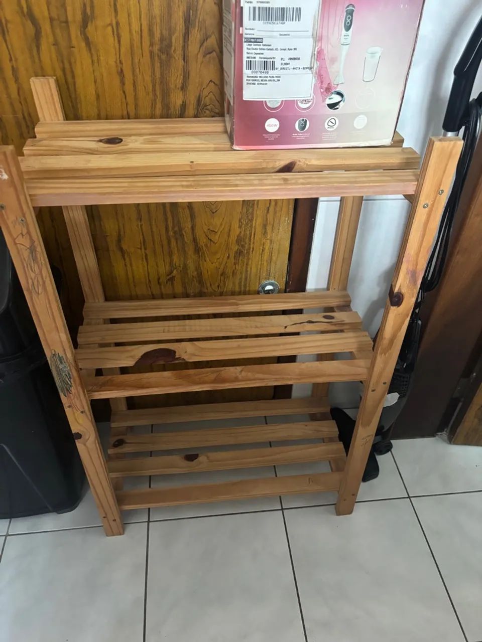 Prateleira de madeira para organização