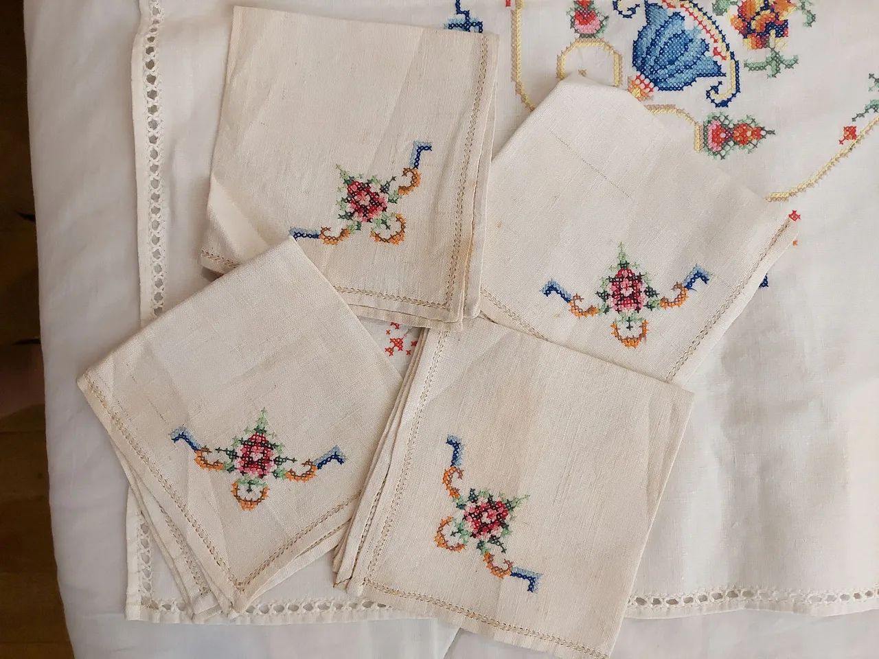 Jogo de Toalha de Mesa Bordadas . - Foto 6