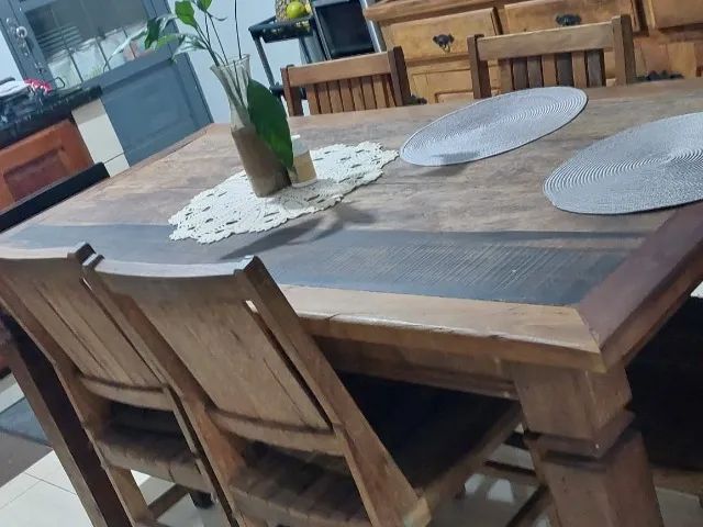 Conjunto de mesa com 6 cadeiras de madeira  - Foto 2