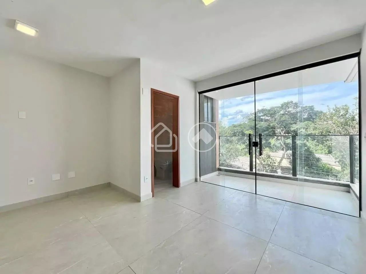 Casa Geminada Triplex de Alto Padrão no Planalto  3 Quartos, 4 Vagas! - Foto 5