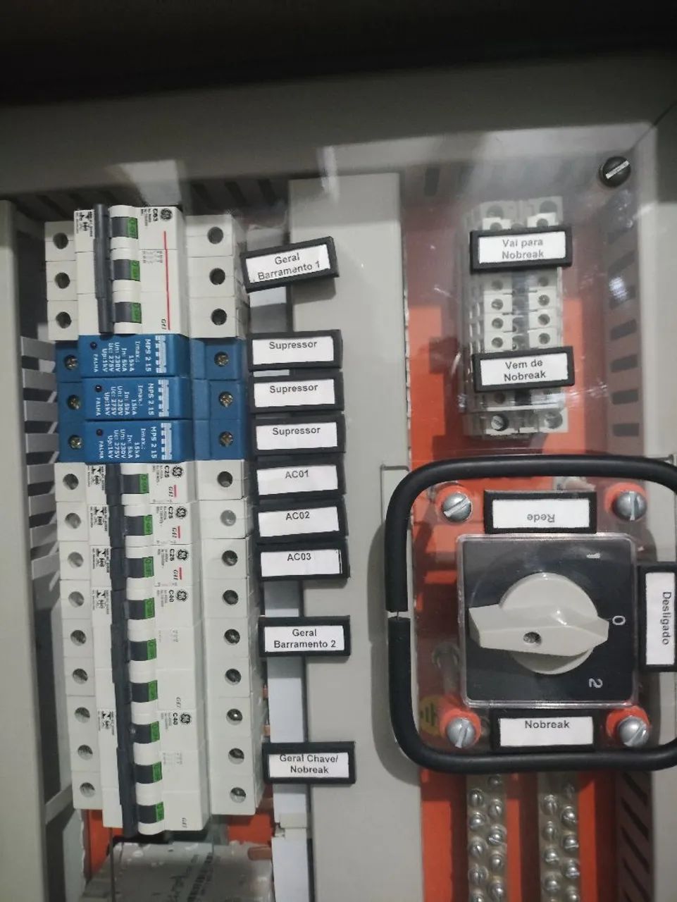 Quadro de distribuição elétrica médio Completo460258558493347842
