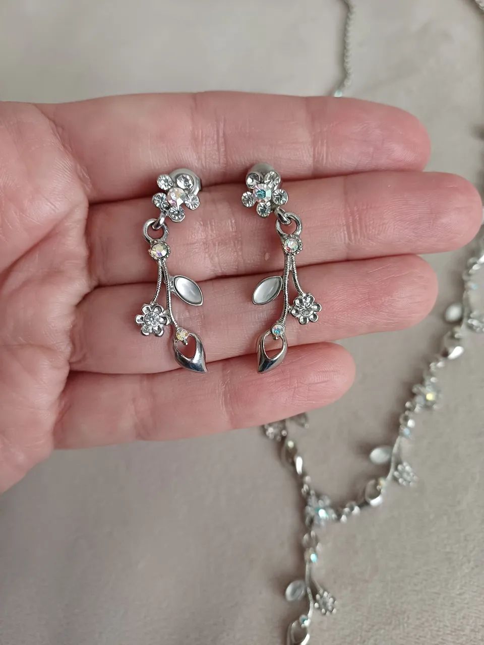Conjunto colar e brincos prateados com strass - Foto 3