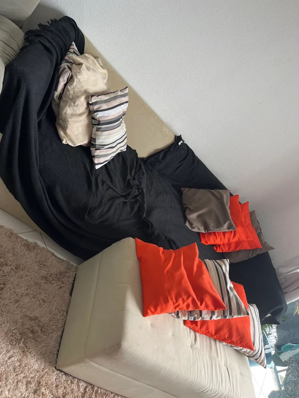 Sofá e pufe beje da tokstok