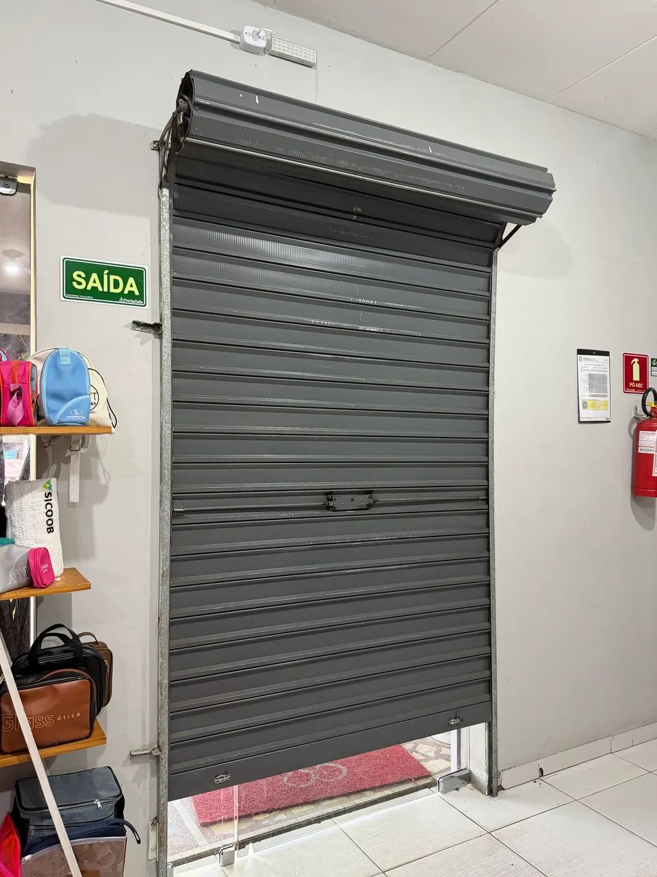 Porta de rolo semi nova 140x220cm - Foto 3