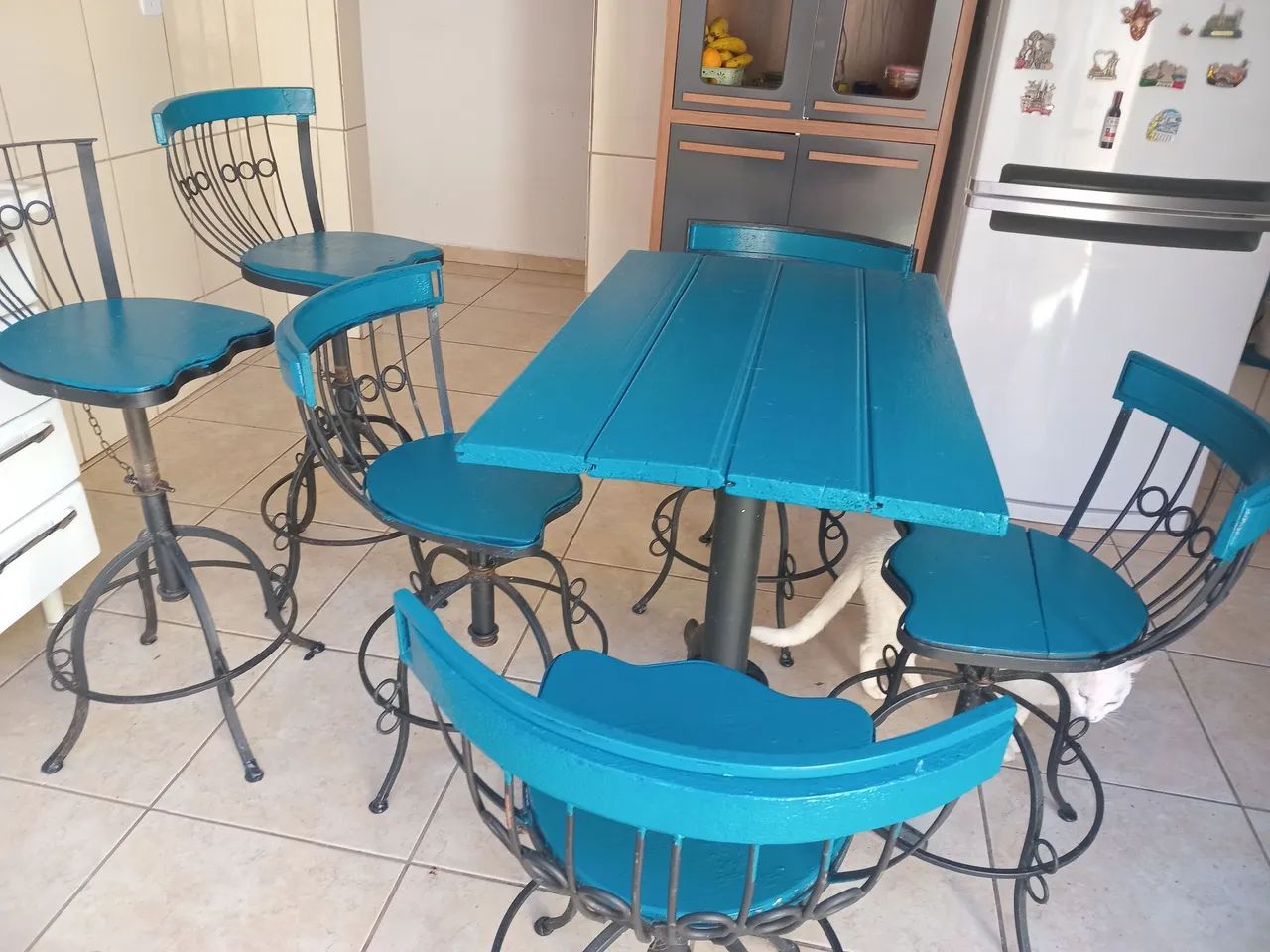 Vendo  uma mesa de madeira  com base de ferro.  - Foto 4