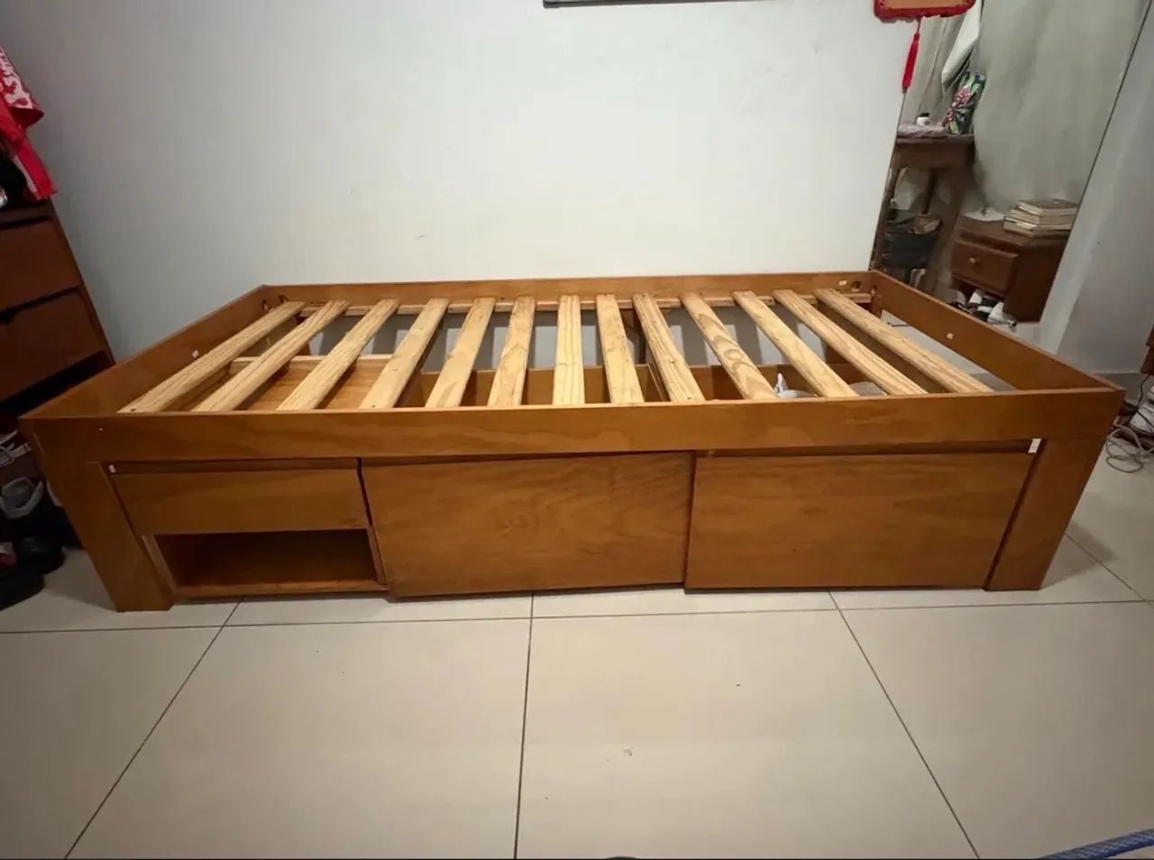 Cama de madeira com gavetas e cômoda embutida