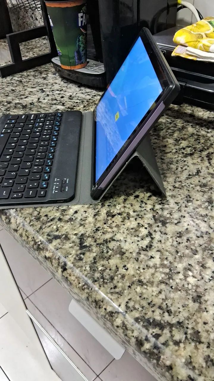 Tablet Easytech E1035 com capa e teclado Bluetooth 