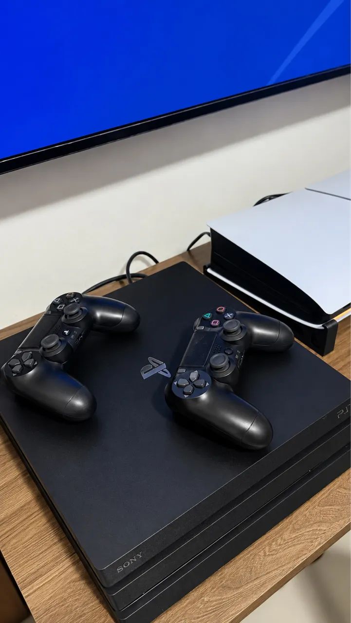 PS4 Pro 1TB + 2 controles