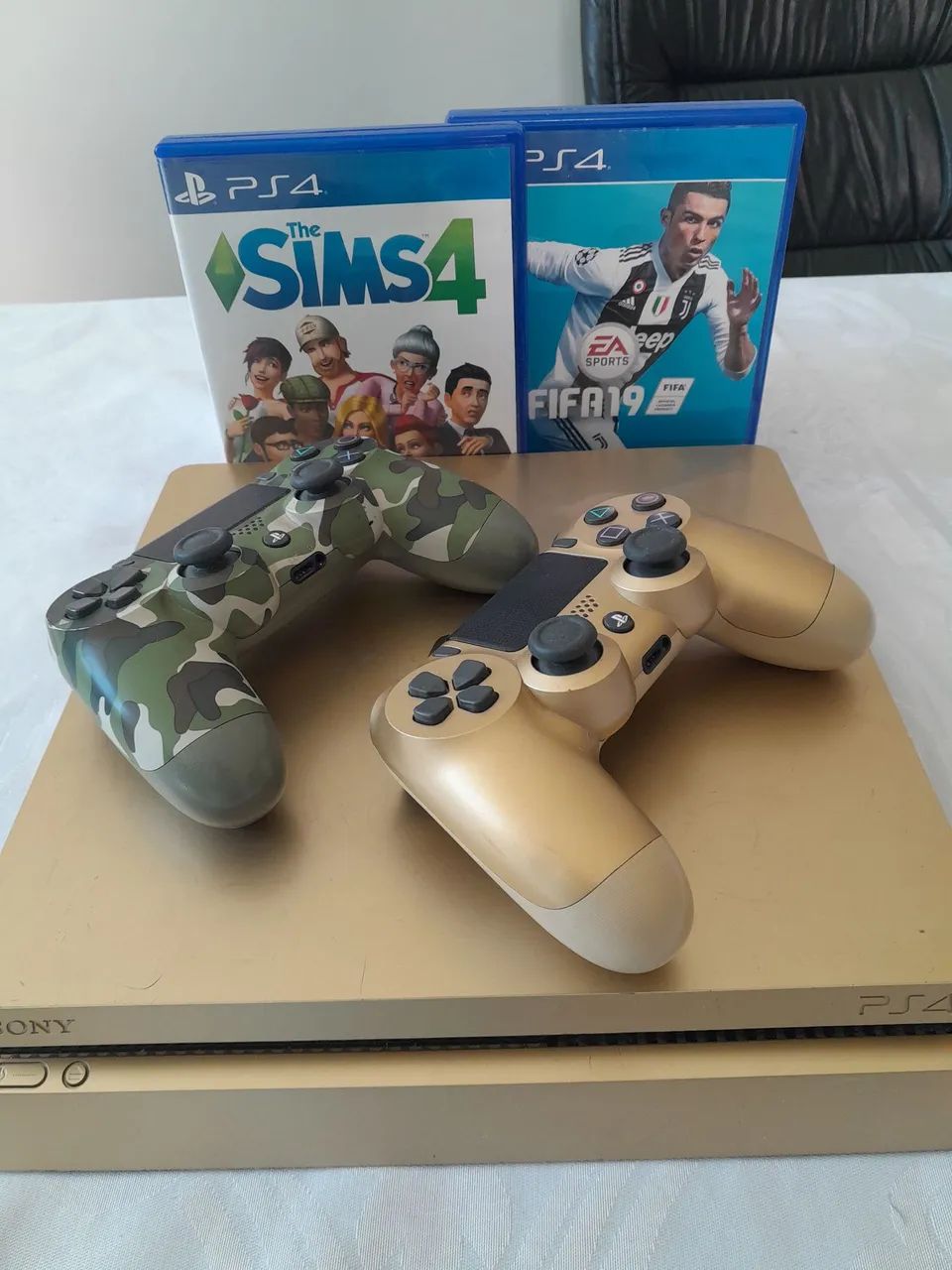 Play 4 com 2 Controlos- 02 Jogos Original Linha Especial Golden- Edição limitada - Foto 5