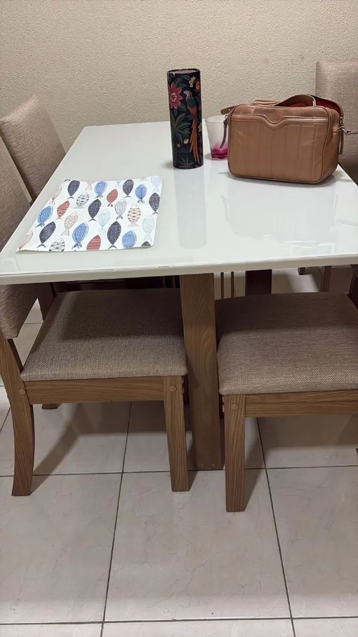 VENDO MESA COM 4 CADEIRAS