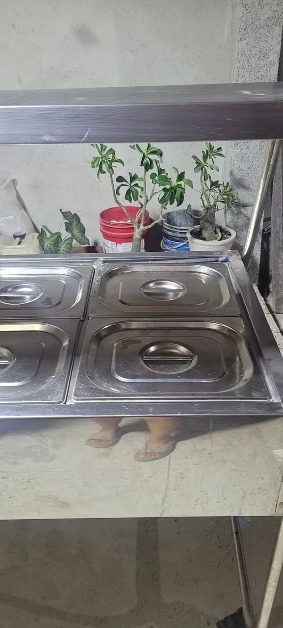 Vendo  self-service  buffet novinho de 6 cubas tem 6 meses de uso .