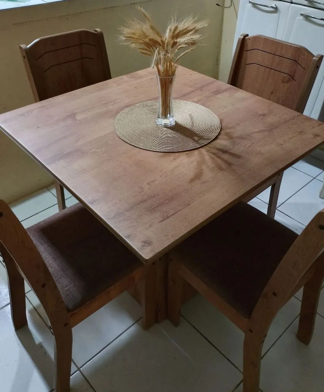 VENDO MESA COM 4 CADEIRAS