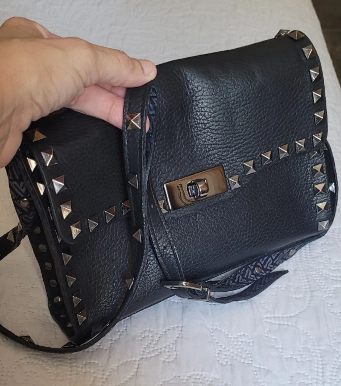 Bolsa de couro com spikes - Foto 2