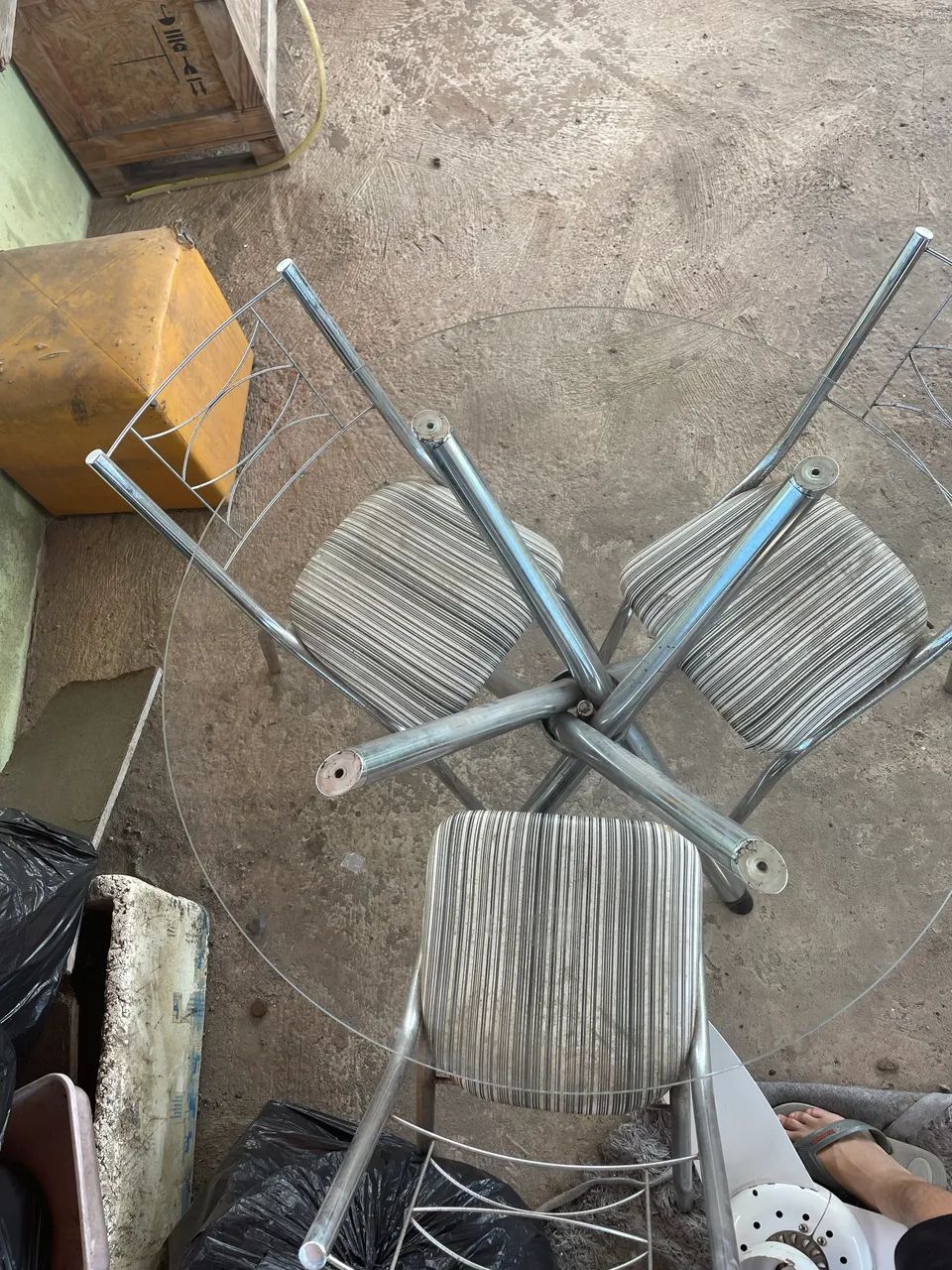 Mesa de vidro 200$ / 4 Cadeiras 100$  - Foto 2