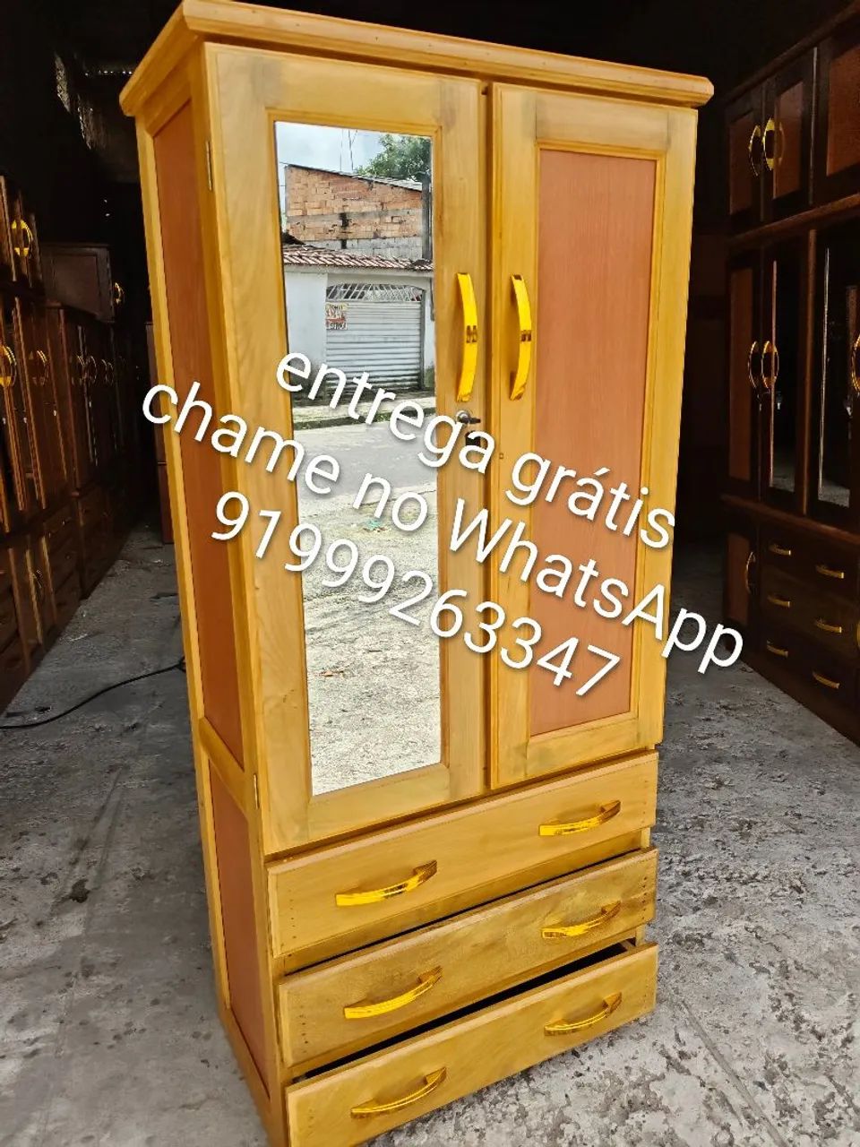 Guarda roupa de madeira com espelho