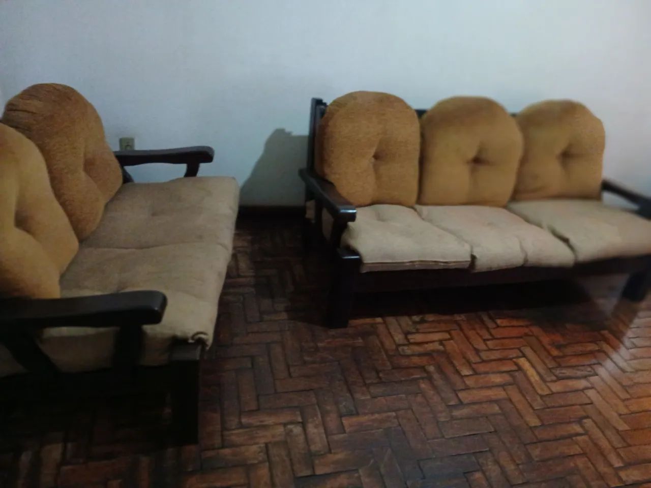 Sofá de Madeira Maciça (3 e 2 lugares) - Ótima Estrutura! - Foto 2