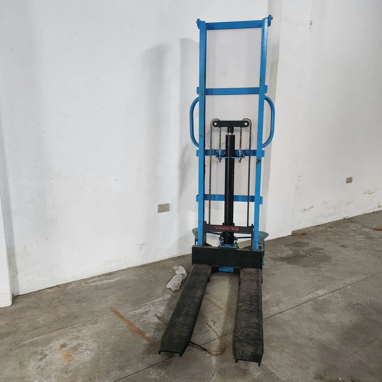 Paleteira manual paletrans 1500 kg.