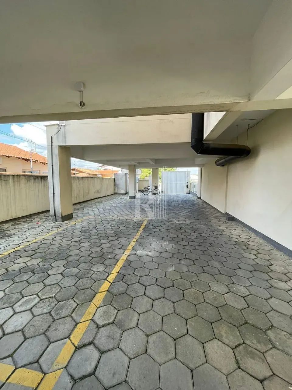 Apartamento semi mobiliado para locação com sacada e vaga de garagem, próximo a supermerca - Foto 2