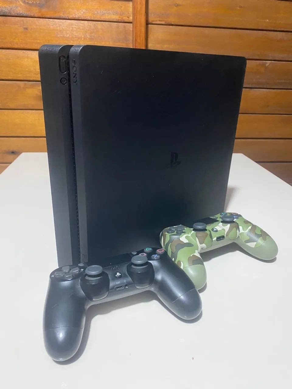 PS4 slim 1Tb com 2 controles