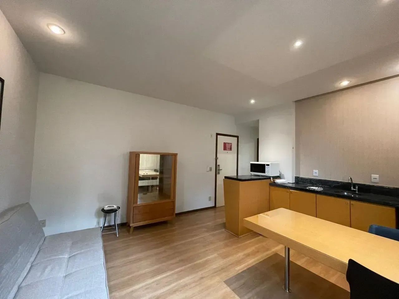 Alugo excelente flat mobiliado na Savassi em Belo Horizonte