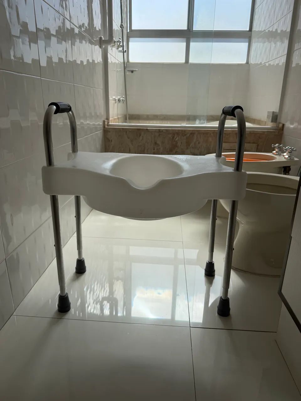 Assento sanitário elevado com barra apoio lateral ajustável  - Foto 2