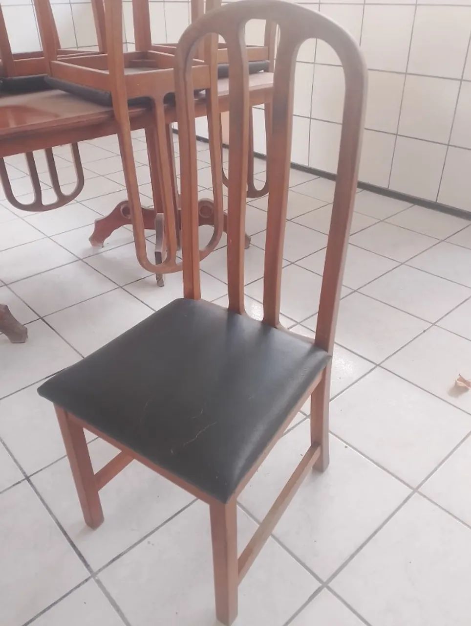Mesa de jantar com 6 cadeiras - madeira maciça  - Foto 3
