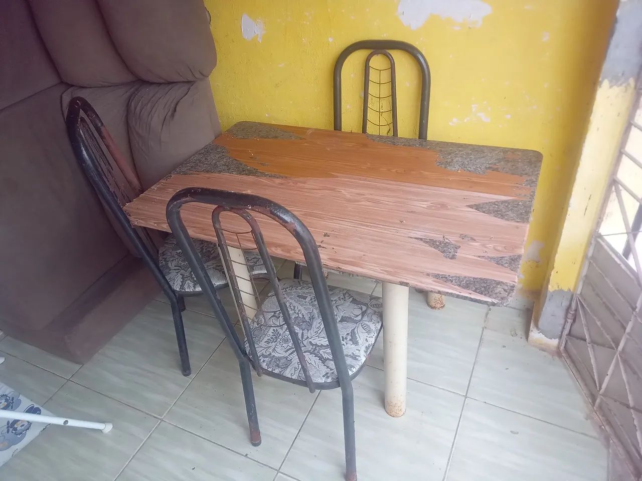 Vendo mesa de granito com 03 cadeiras. 