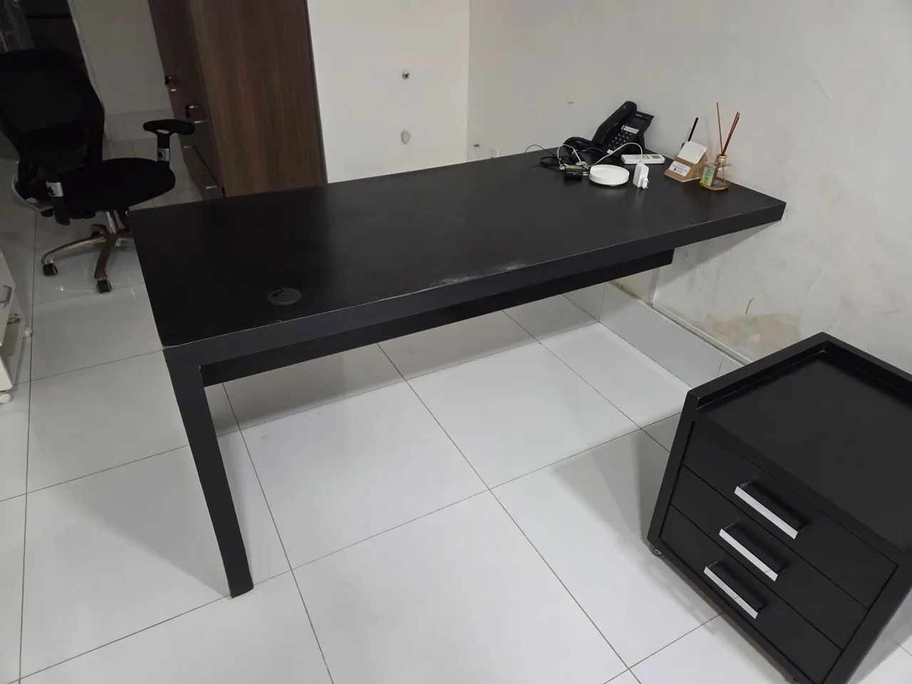 Mesa preta fixa na parede