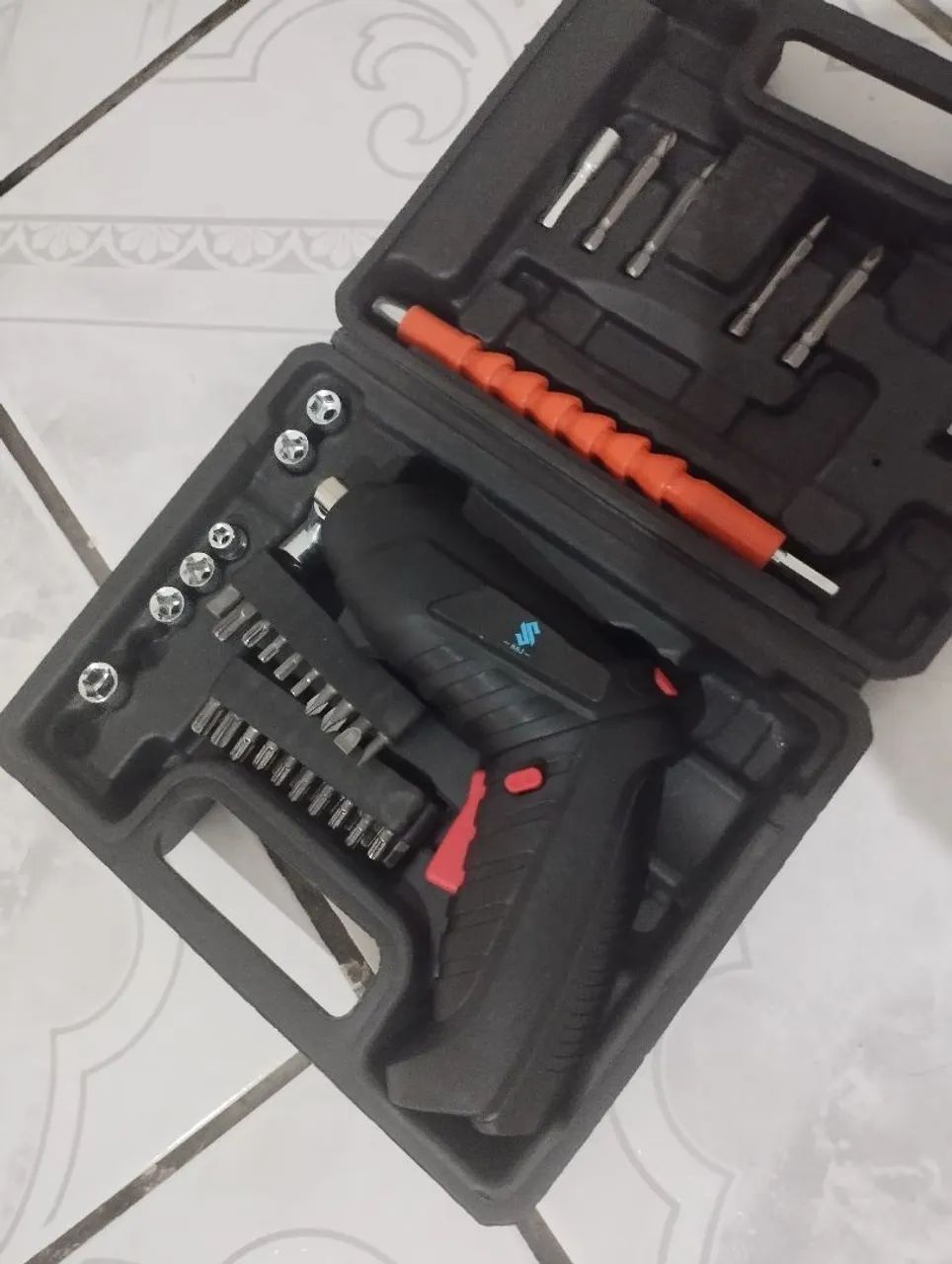 Parafusadeira com maleta