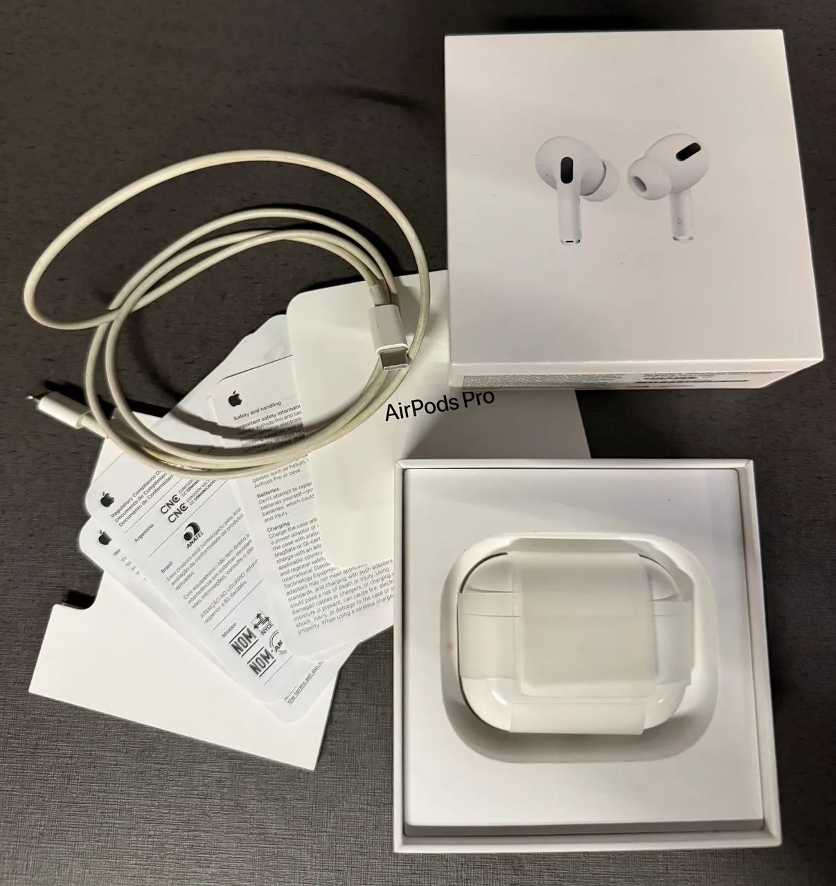 AirPods Pro na Caixa (apenas lado esquerdo funcionando