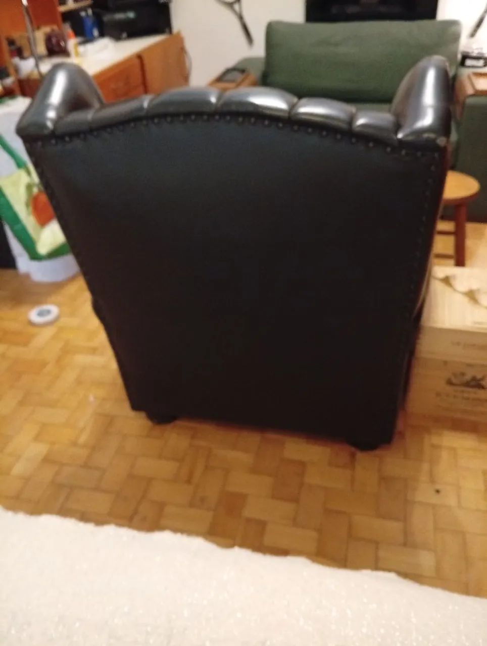 Vendo poltrona bergere com capitonê - Foto 2