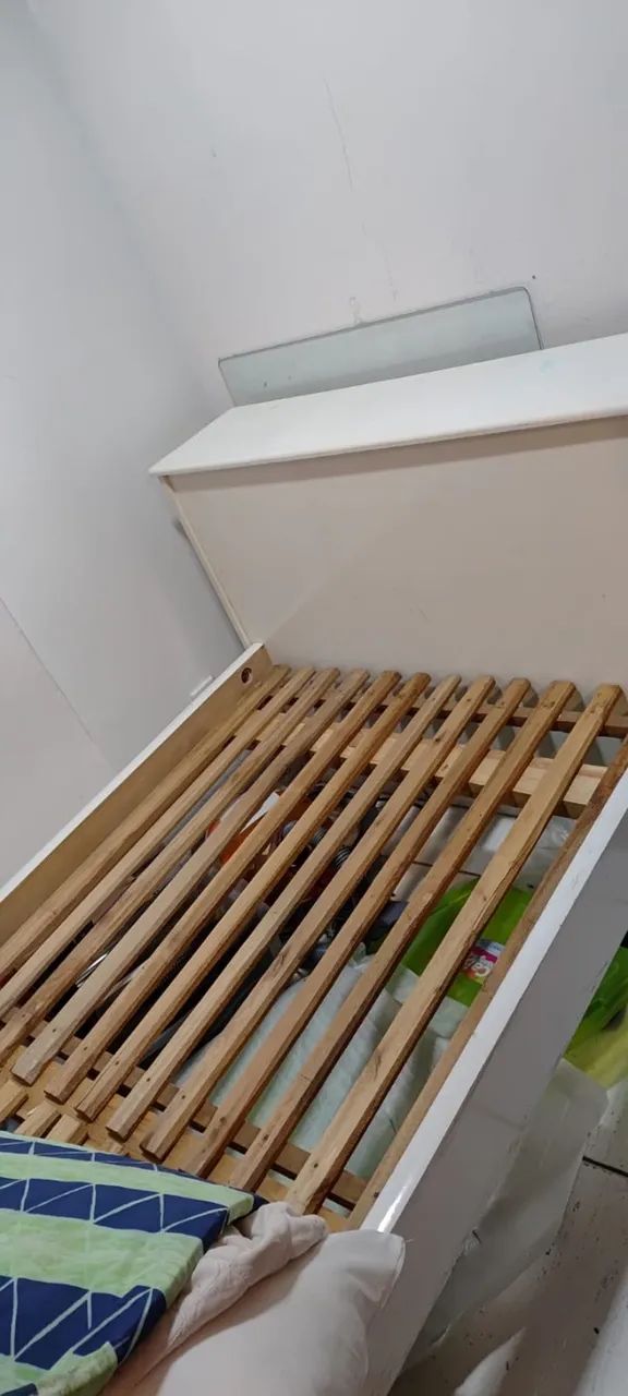 Cama solteiro de madeira com bau 