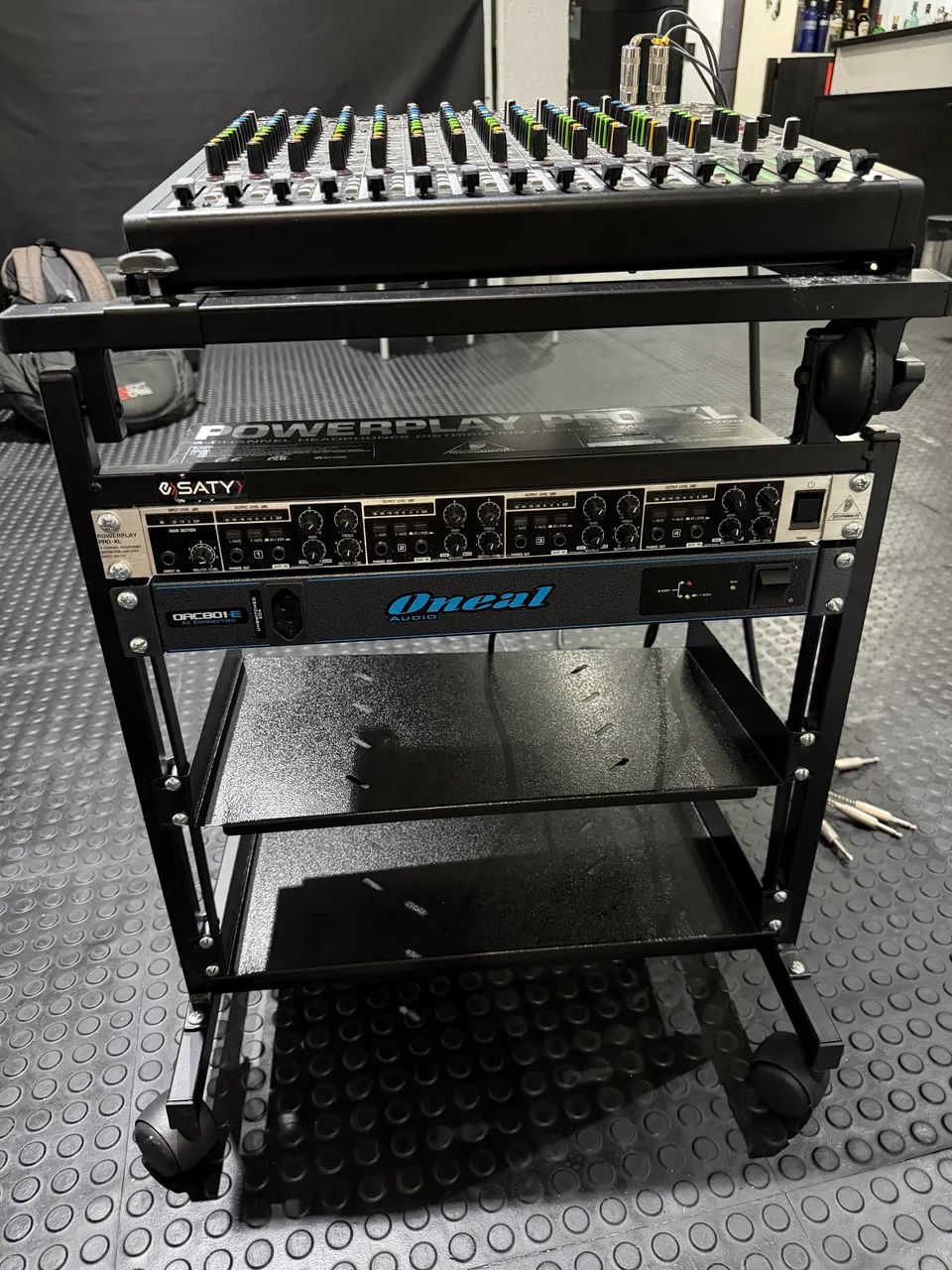 Som completo, mesa, powerplay, rack e filtro de linha 
