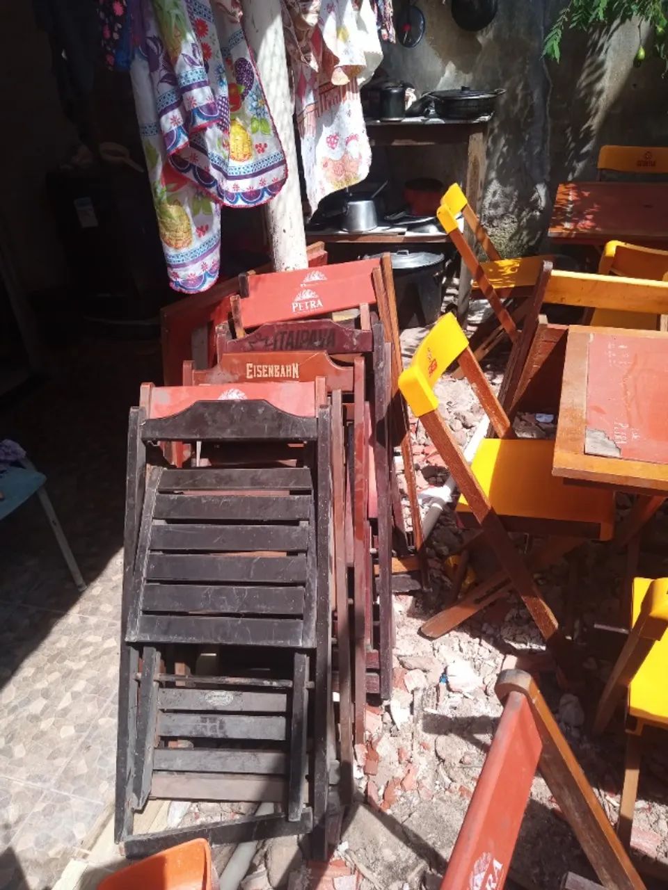 Mesas e cadeiras diversas  - Foto 4