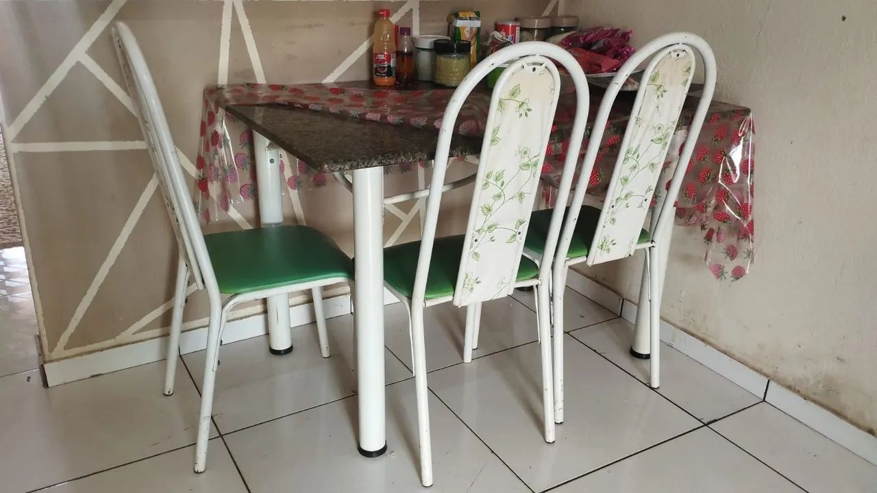 Jogo de mesa e cadeiras 