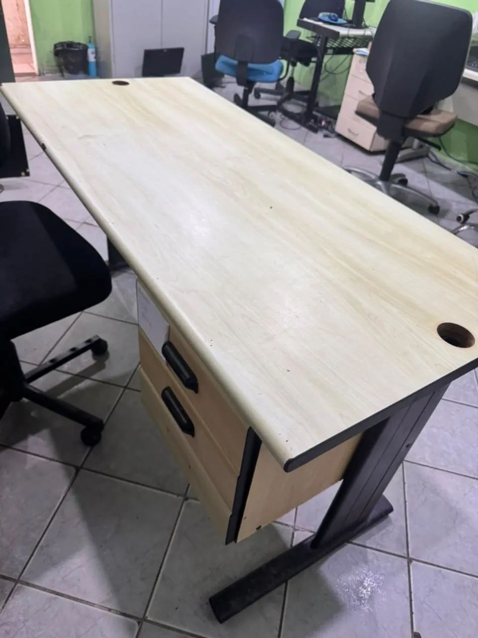 Mesa de escritório com gaveta - Foto 2