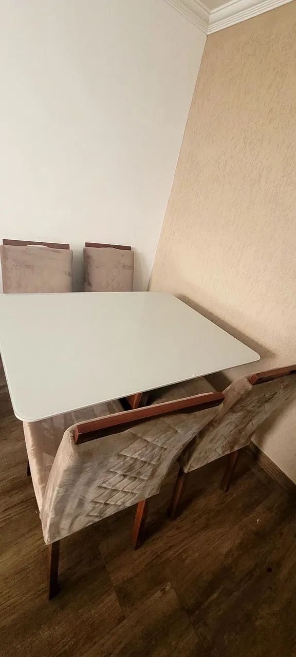 Mesa com tampo de vidro com quatro cadeiras - Foto 2