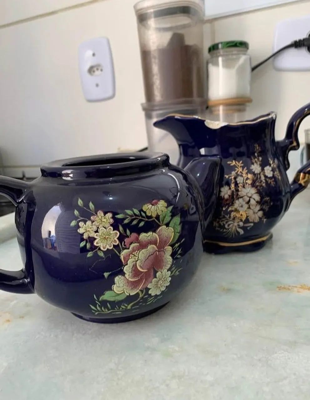 Bule e leiteira de porcelanas antigas 