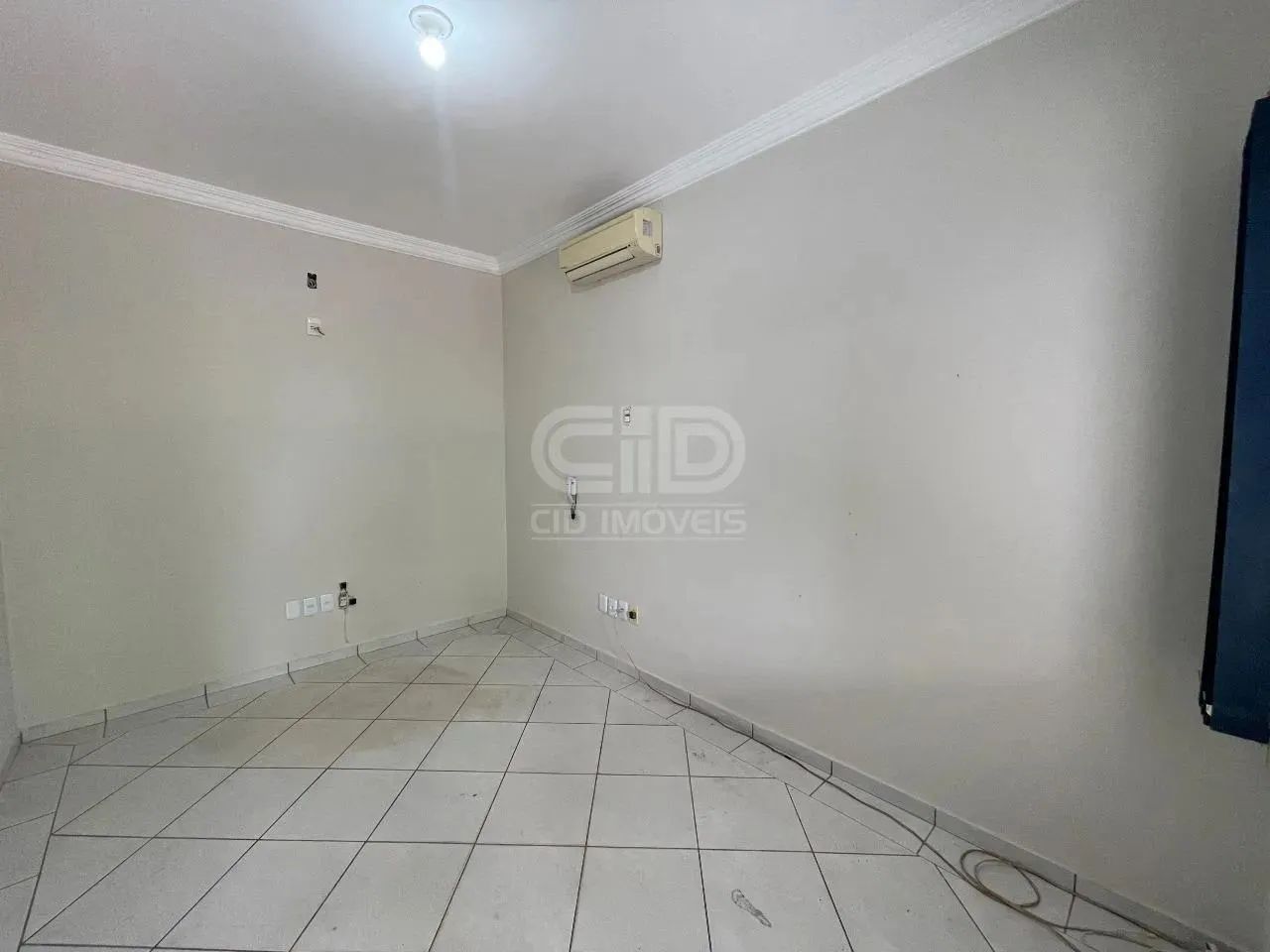 Casa Comercial com 2 Salas e Ampla Área Externa - Foto 2