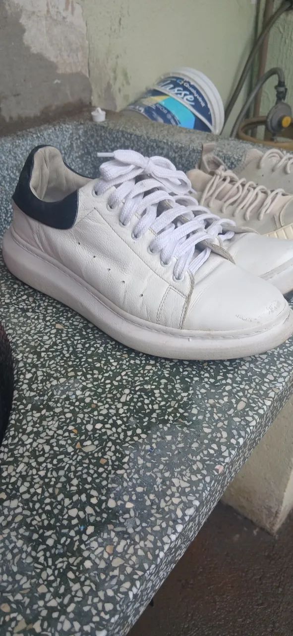 Sapatenis reserva e tênis casual.