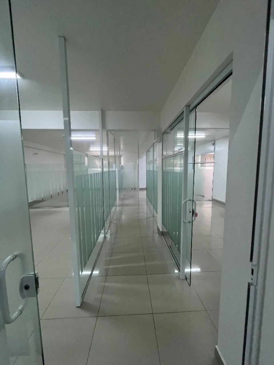 SALA COMERCIAL NO CENTRO DE CHAPECÓ, 360m2 com mezanino, 4 banheiros. - Foto 4