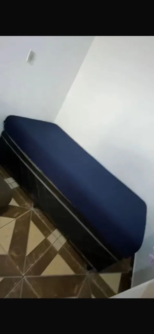 Vendo uma cama box de solteiro 