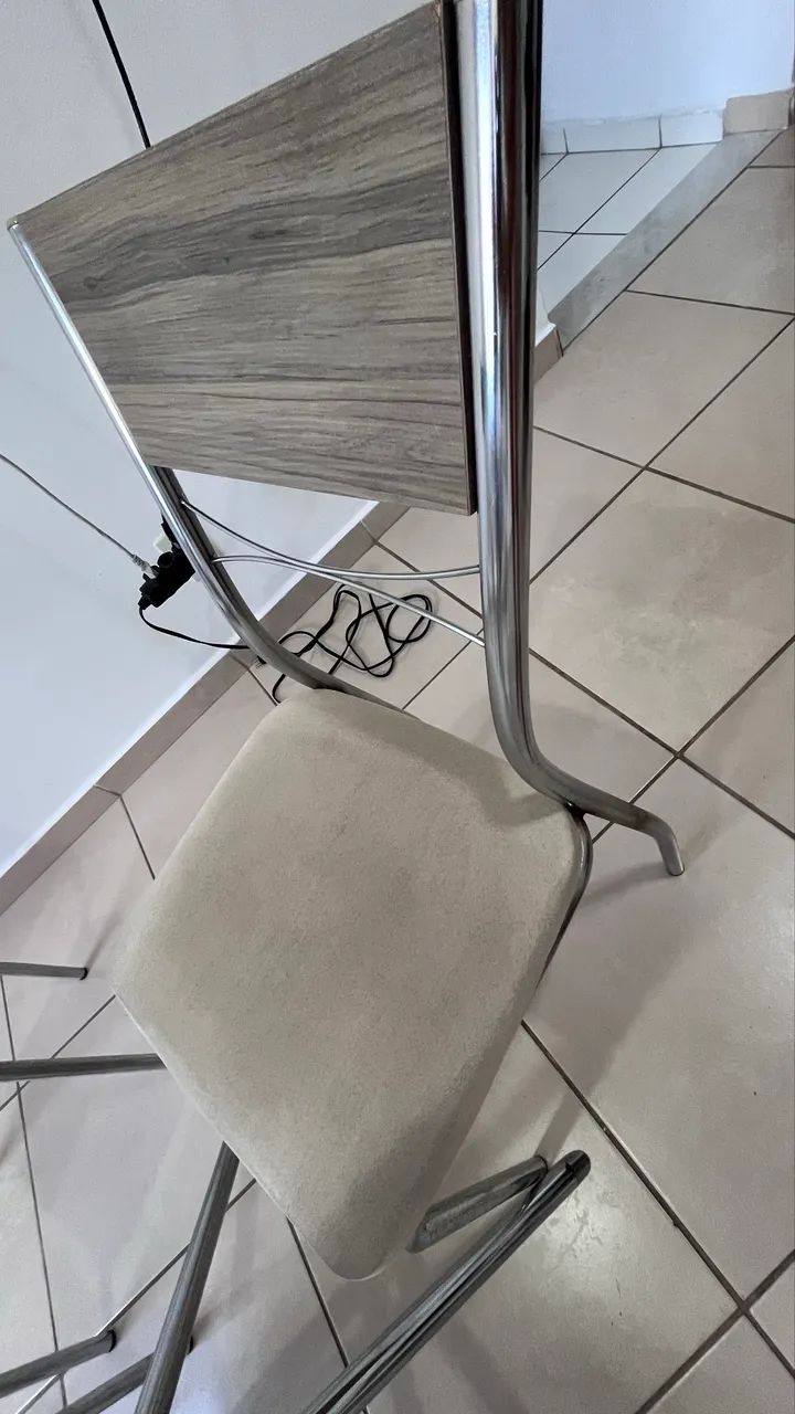 Vendo mesa de vidro com 4 cadeiras  - Foto 2