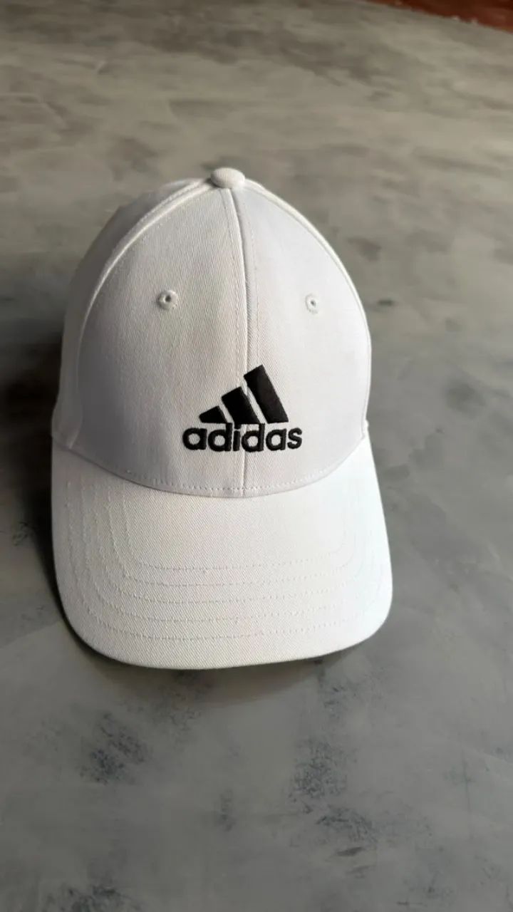 Boné Branco Tommy e Adidas 