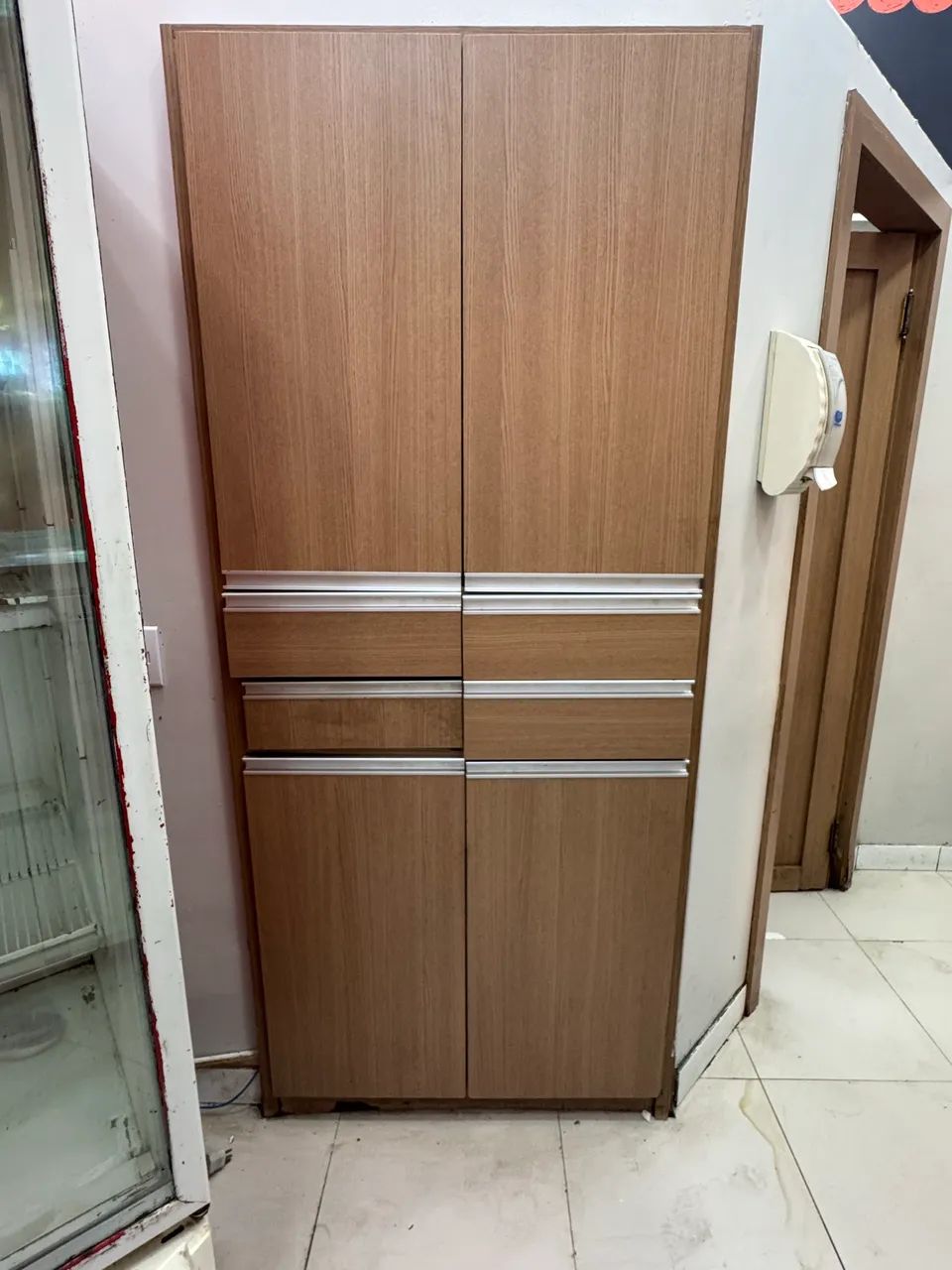 Armário de madeira com 4 portas e 4 gavetas