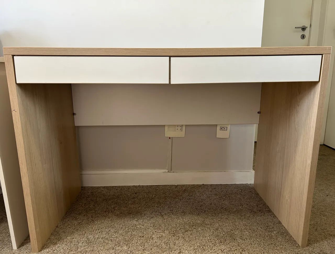 Mesa de escritório com duas gavetas