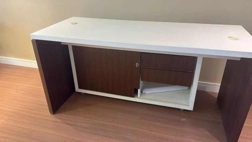 mesa de escritório com armário de apoio