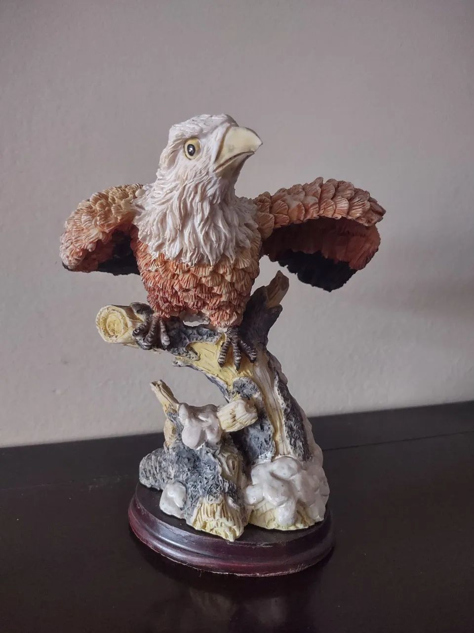 Escultura  belíssima de águia 