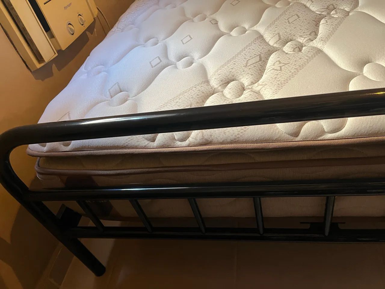 Cama de casal de metal com colchão  - Foto 2