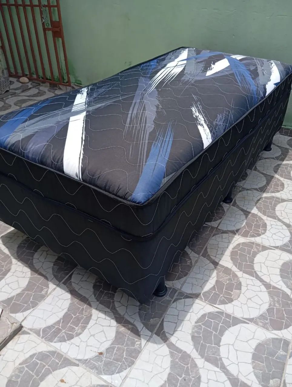 Cama solteiro com molas e espuma ?